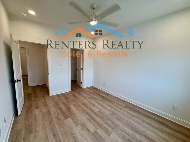 Building Photo - Stunning 3 Bedroom with Rooftop Terrace