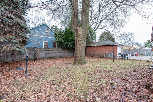 Building Photo - 1023 Hickory St