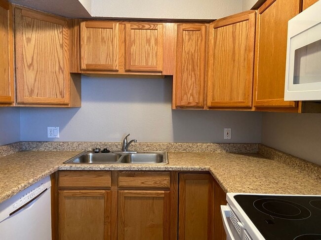 Building Photo - 2693 E Oakleaf Dr