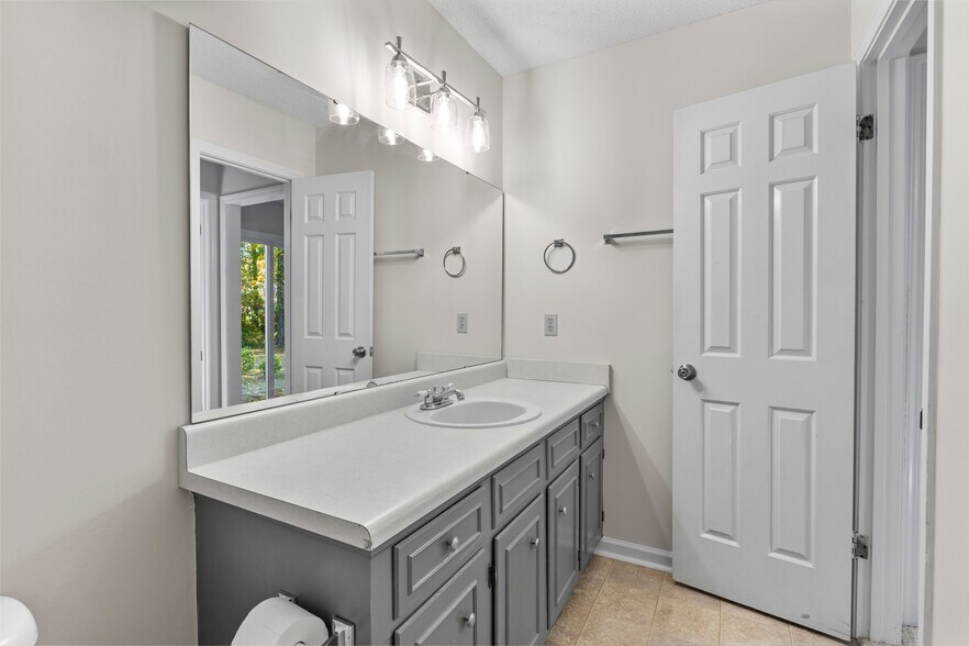 Building Photo - 241 Friarsgate Blvd