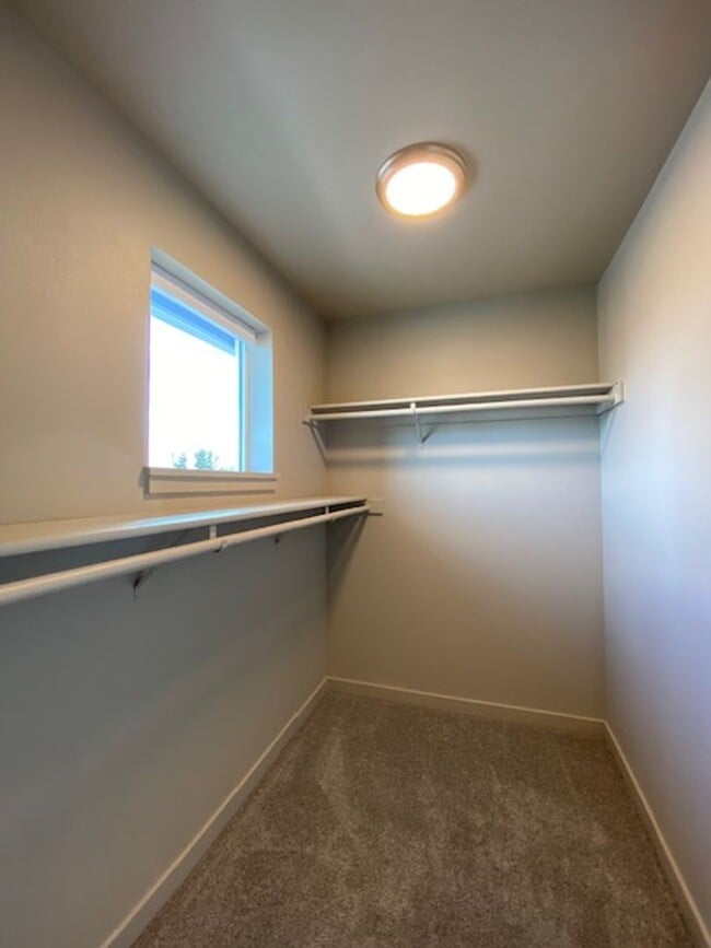 Building Photo - 3 Bedroom Duplex Close to Shopping and Schools!