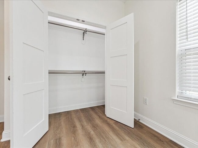 Building Photo - 915 E 37th St