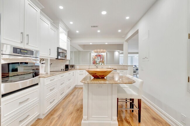 Building Photo - 17565 Ashbourne Ln