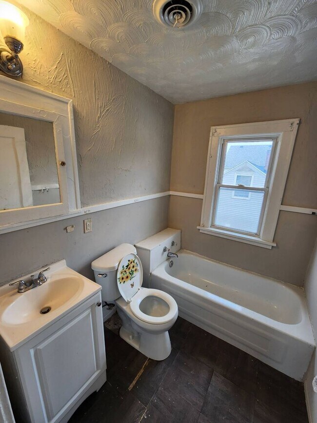 Building Photo - Charming 4-Bedroom Property in Prime Location (SECTION 8 VOUCHERS ACCEPTED)