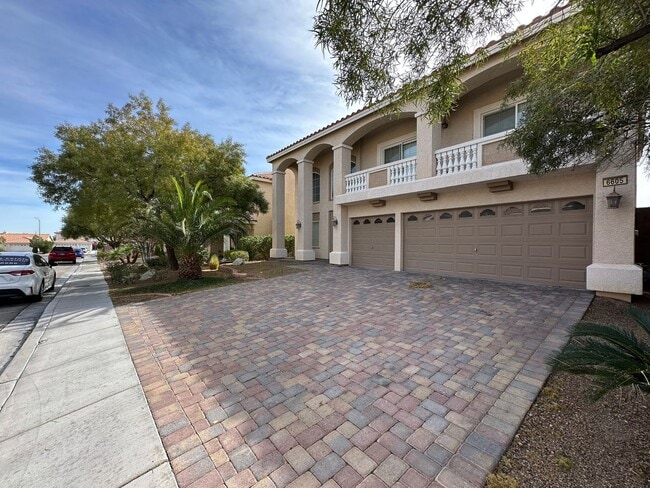 Building Photo - Pinnacle Peaks-Torrey Pines Southwest