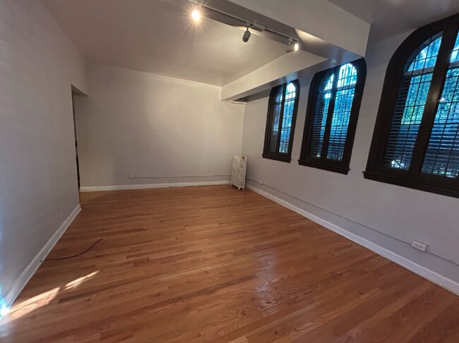 Building Photo - 1 bedroom in Chicago IL 60640