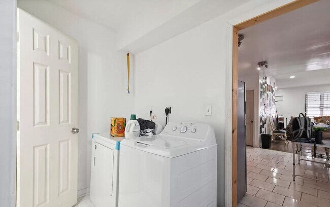 Building Photo - Stunning 6-Bedroom Townhome Near Temple University! Available August 2026!