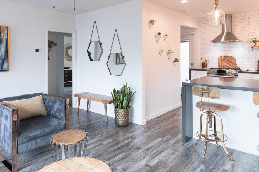 Building Photo - 509 E Buckthorn St