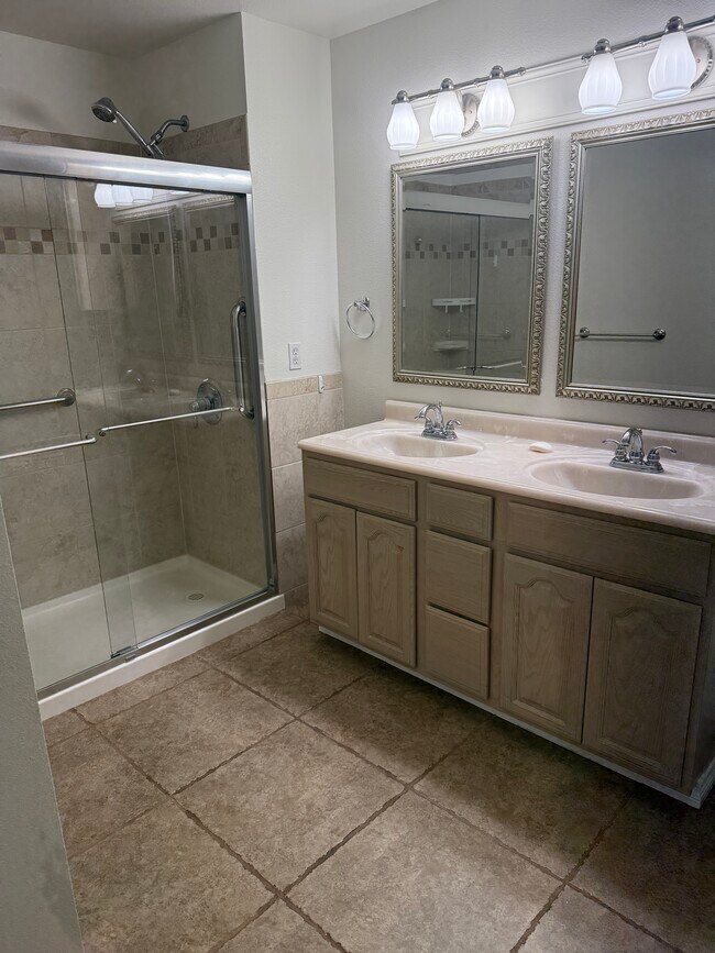 Building Photo - 22855 E Country Vista Dr