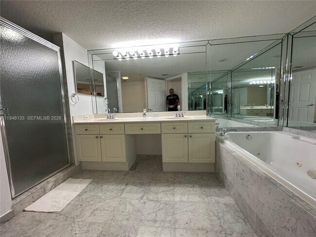 Building Photo - 17275 Collins Ave
