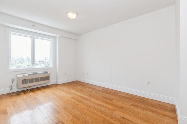 Building Photo - 125 43rd St