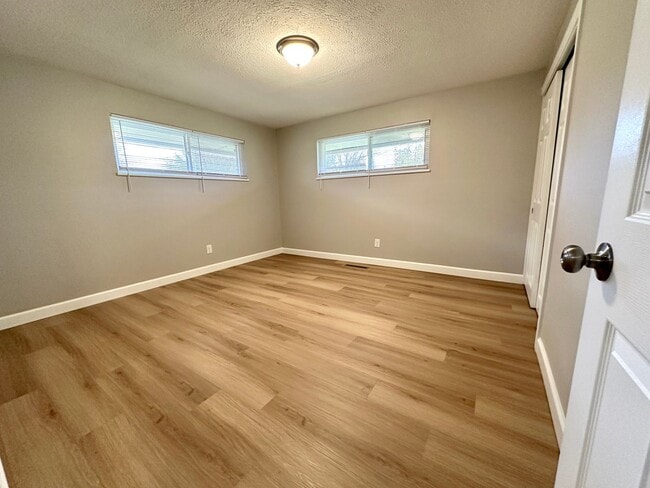 Building Photo - 305 Primrose Ln