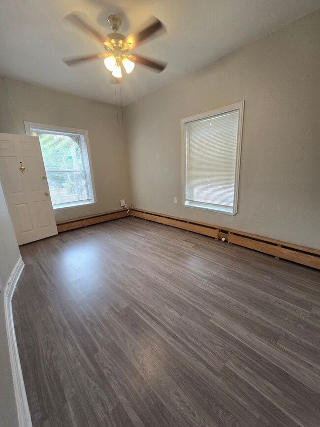 Building Photo - Updated and welcoming condo in the heart o...
