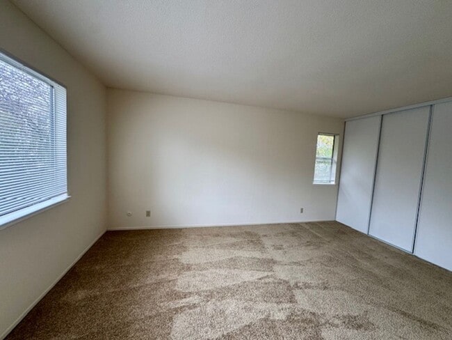 Building Photo - Upper level 2 bedroom 2 bath condo, laundry in unit!
