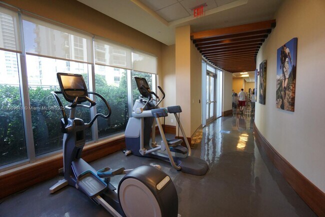 Building Photo - 1060 Brickell Ave