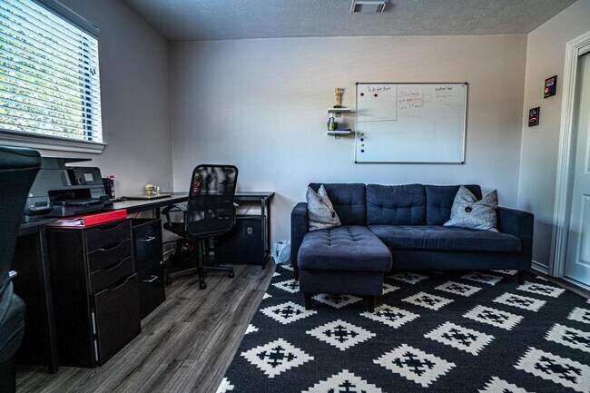 Building Photo - 13209 Bluff View Dr