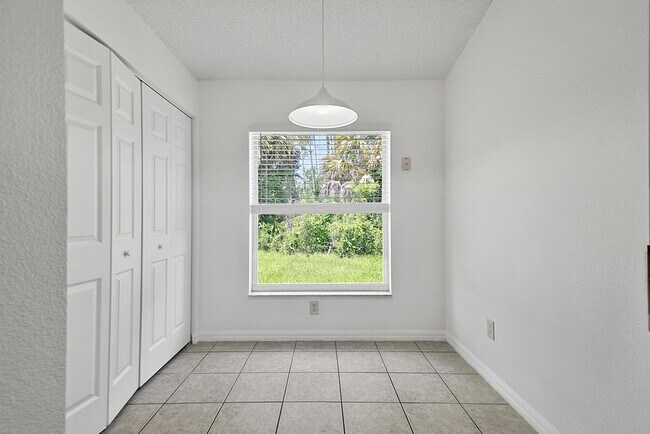 Building Photo - 15 Renmont Ct