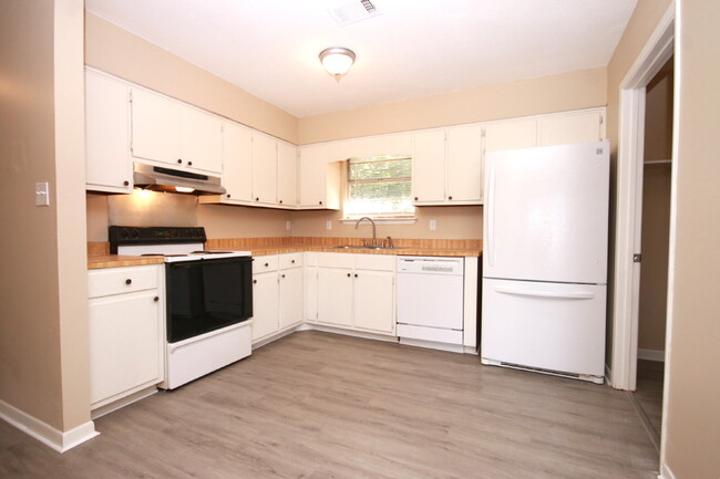 Building Photo - Updated 3BR/2BA Home with New Flooring & F...