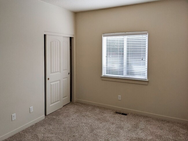 Building Photo - 958 Harbour Ln NE