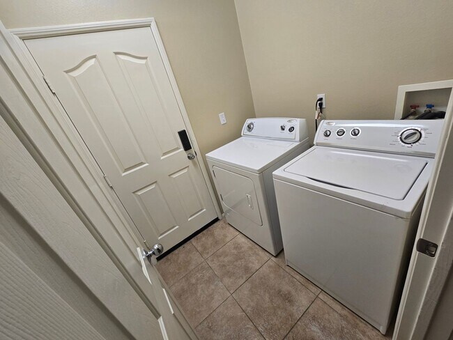 Building Photo - 3 Bedroom 2 Bath located in Mountain View DHS