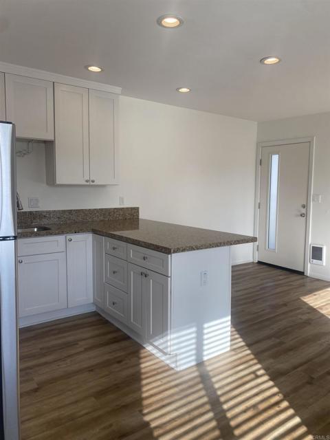 Building Photo - 721 S Cedros Ave