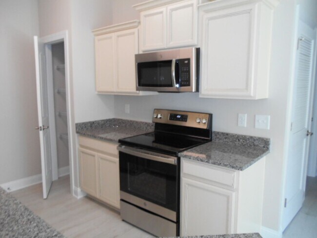 Building Photo - 3 bedroom, 2 bath condo at Queens Harbour