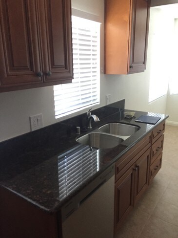 Building Photo - 922 W 25th St