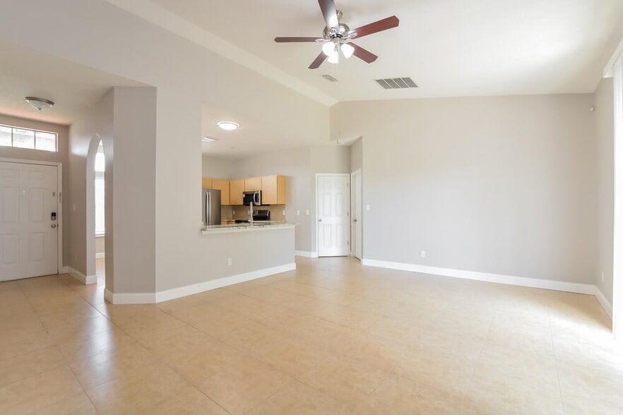 Building Photo - 717 Modena St