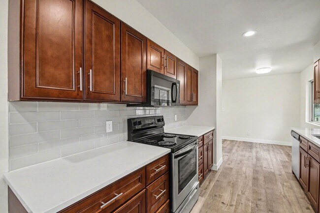 Building Photo - Students Welcome!! Updated 6 Bedroom, close to campus!! Flexible Move In Date (May, June, July or...