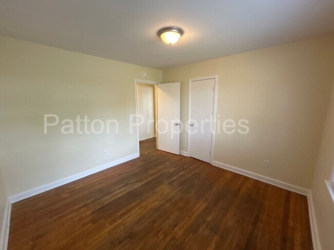 Building Photo - Corner of Plowden & South Kilbourne