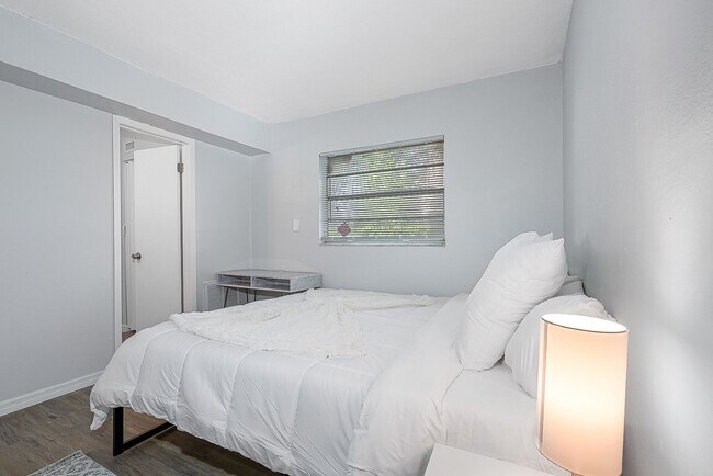 Building Photo - Renovated one bedroom with dog area heart of Tampa near veterans hospital and USF