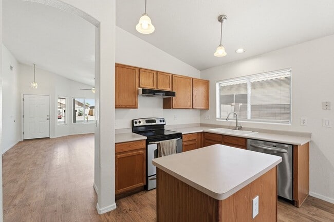 Building Photo - 3 Bedroom Home in Bridlewood!