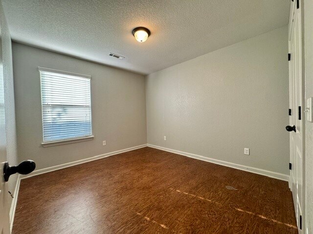 Building Photo - 306 Lion Dr N