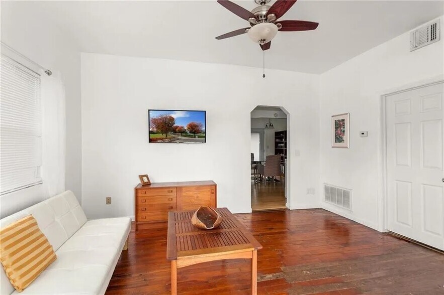 Building Photo - 805 N Leverett Ave