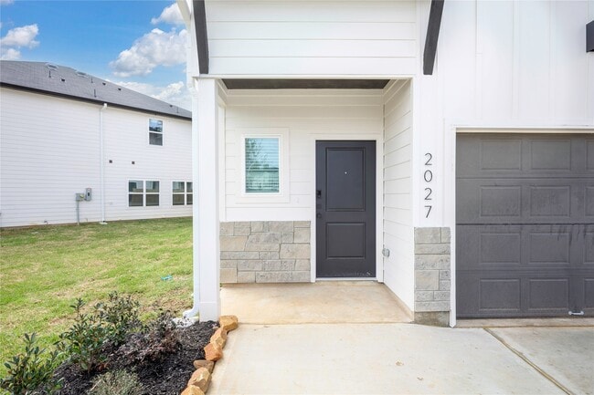 Building Photo - 1997 Longmire Villas Ct