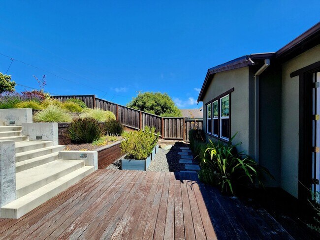 Building Photo - Spacious 5 bedroom house