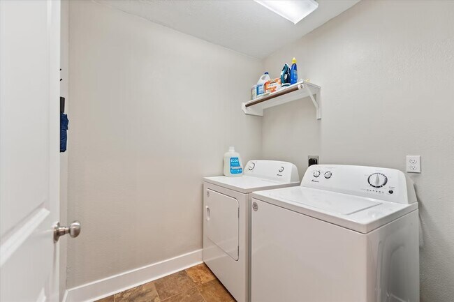 Building Photo - 976 Northampton Dr