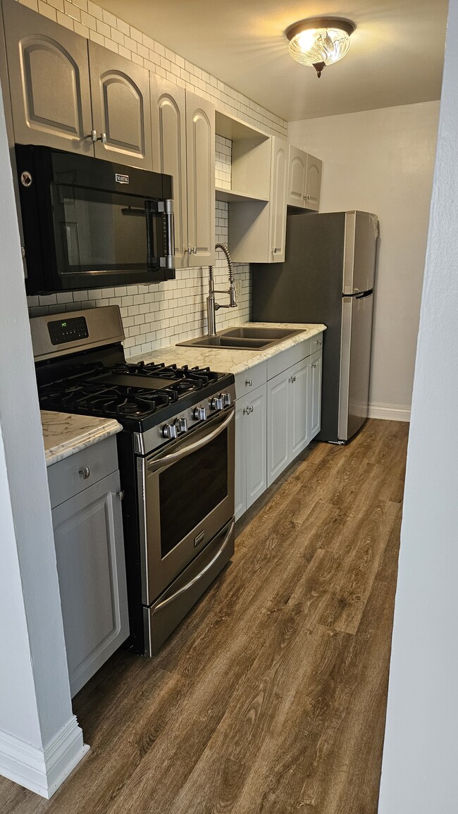 Building Photo - 10 N Fernwood Dr