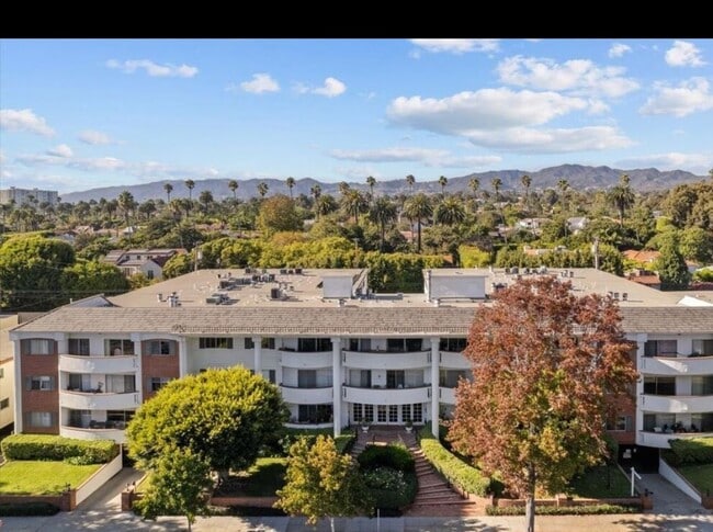 Building - 521 Montana Ave