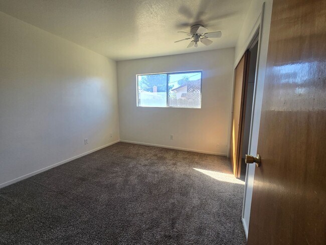 Building Photo - 3 Bedroom 2 Bathroom Home for Rent in Hanford