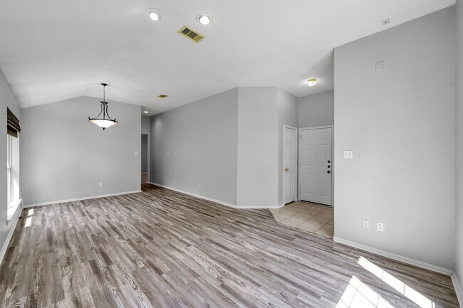 Building Photo - Cozy and quiet 4 bed 2 bath
