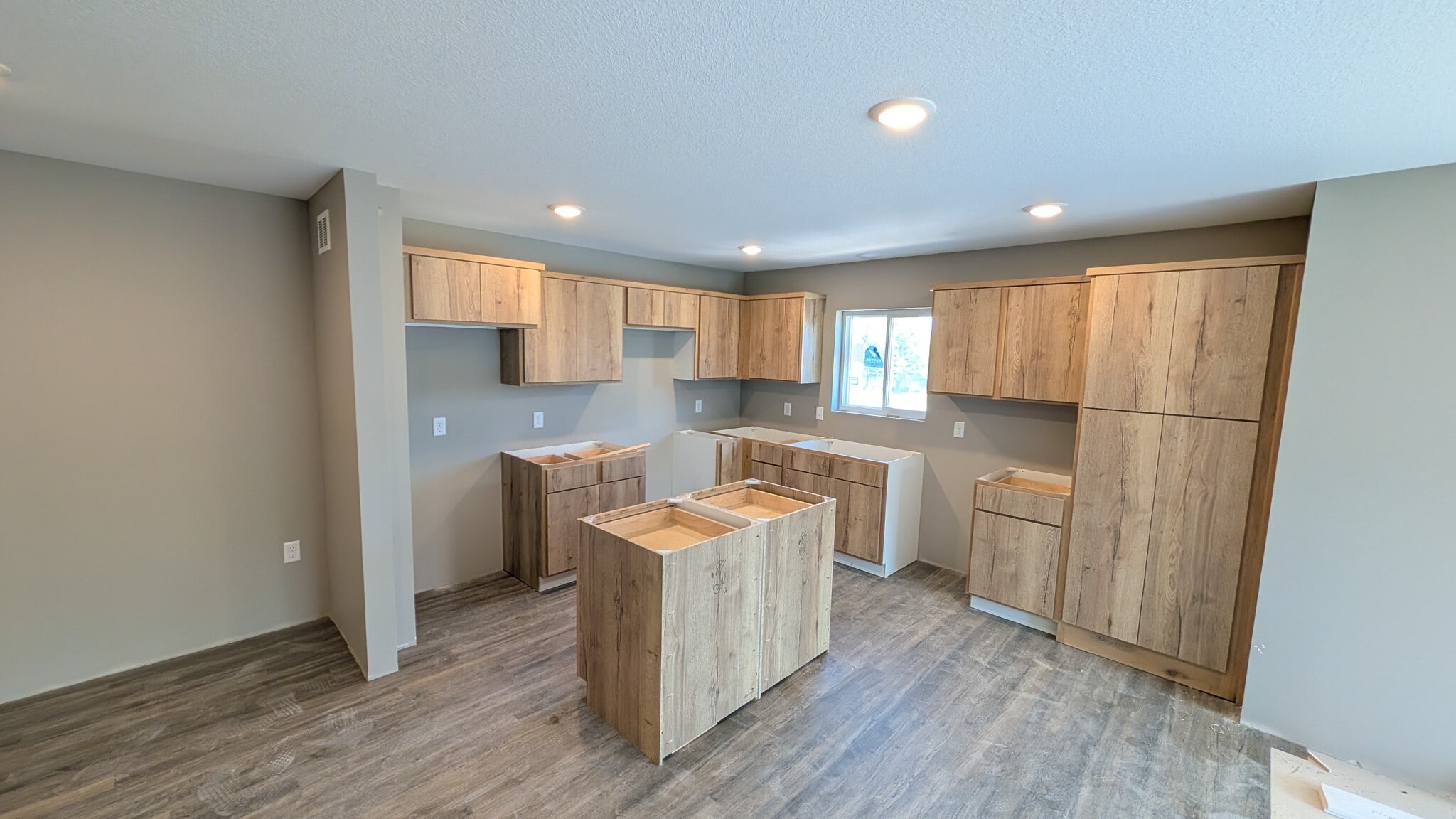 Building Photo - 714 1st Ave SW