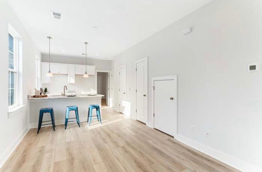 Building Photo - 2015 Hugo Ave