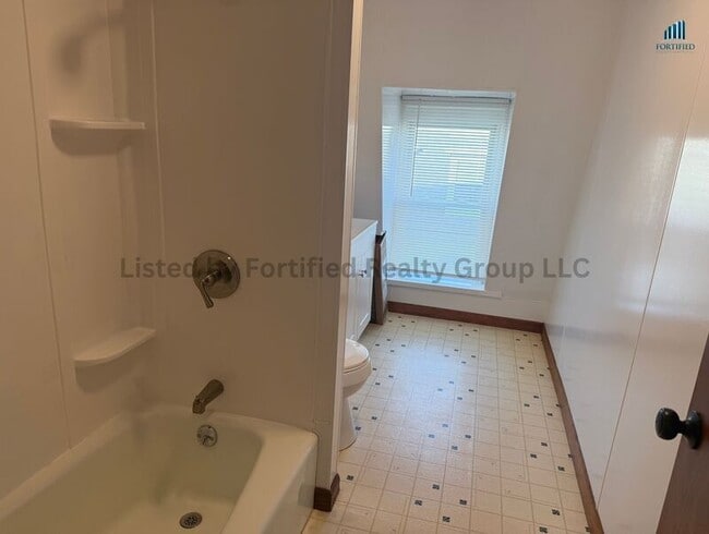 Building Photo - 825 Plymouth Ave