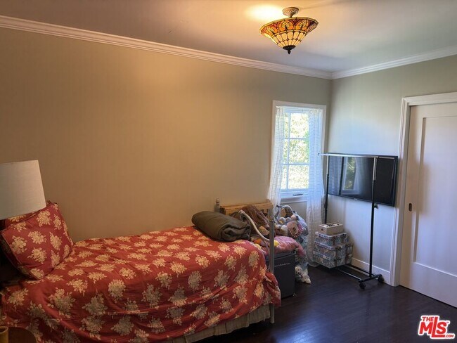 Building Photo - 401 N McCadden Pl