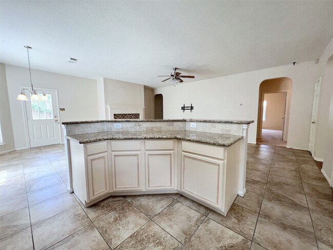 Building Photo - 4723 Silverlake Dr