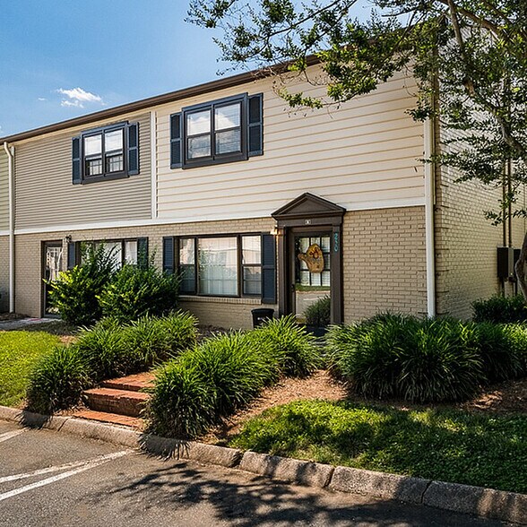 Primary Photo - Gardens At Country Club