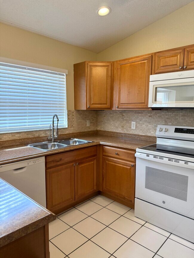 Building Photo - 18292 Clear Brook Cir