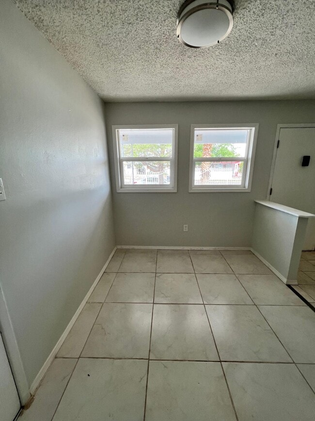 Building Photo - 202 Mango Rd