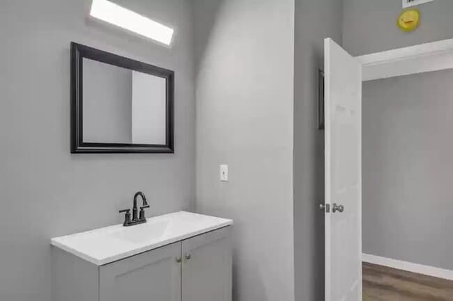 Building Photo - 360 Chicago Ave